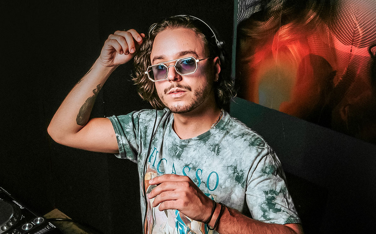 Sebat se ha presentado junto a otros DJ's de renombre en importantes festivales internacionales