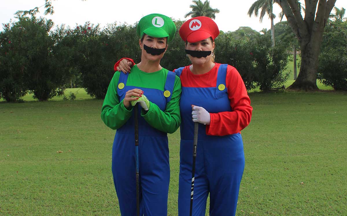CAROLINA RIVERA y ERIKA RIVERA disfrazadas de Luigi y Mario Bros en el Torneo Especial de Halloween 2023