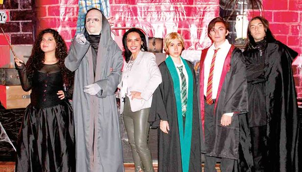 DORIS BELFORT CON EL ELENCO DE HARRY POTTER