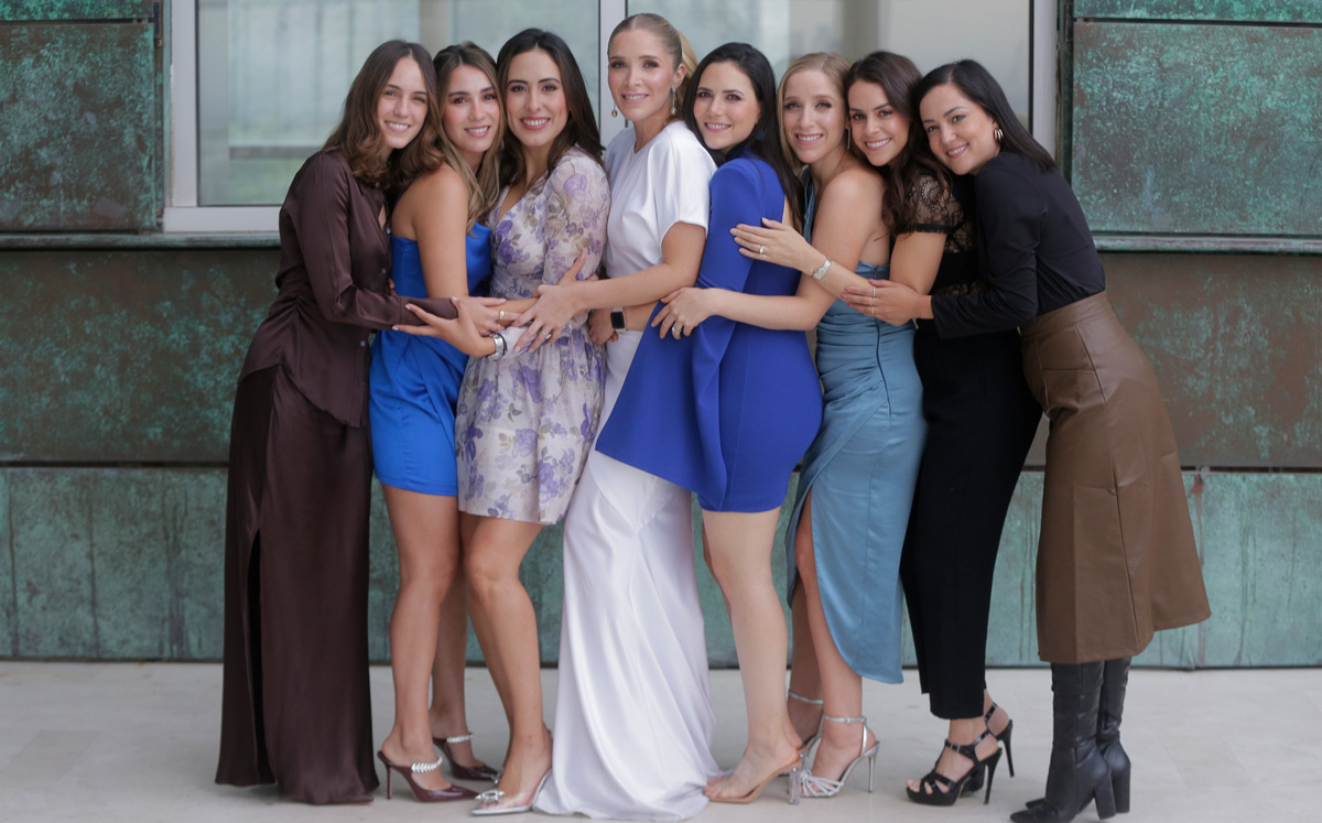 Carolina Espino Barros acompañada de un grupo de amigas / Foto: Daniel Saldívar