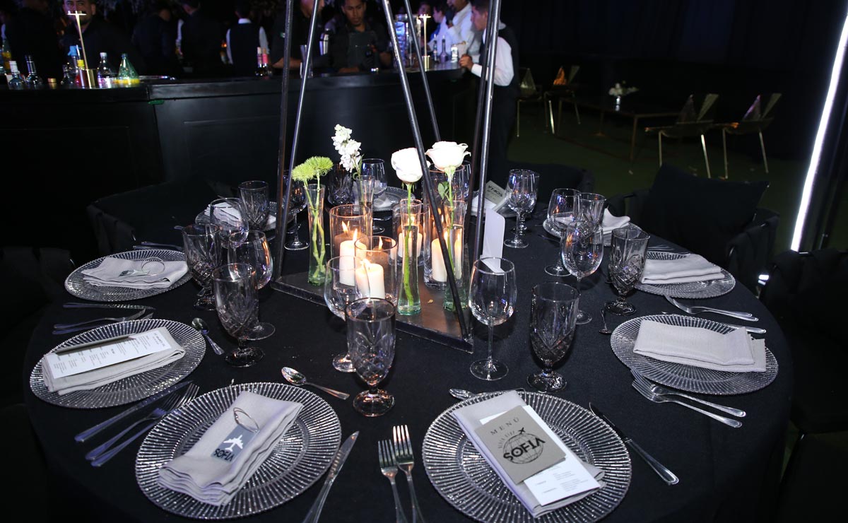 Elegantes mesas en tono plata y cristal