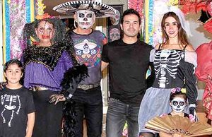 MAJO GÓMEZ, MERCEDES ORTIZ, IVÁN GÓMEZ, ÓSCAR GÓMEZ, HILDA DEL ÁNGEL Y MARCELO GÓMEZ disfrutaron de la celebración del Día de Muertos