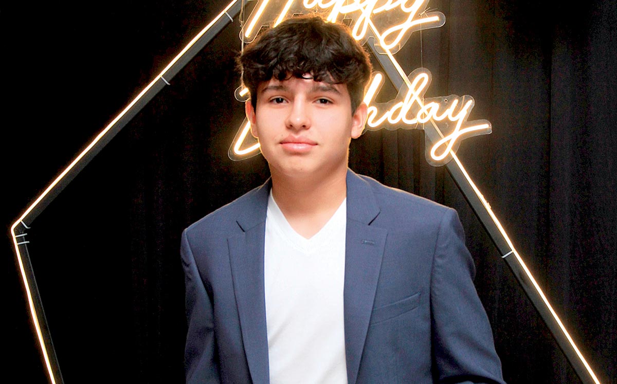 LEONARDO GARCÍA festejando sus XV años