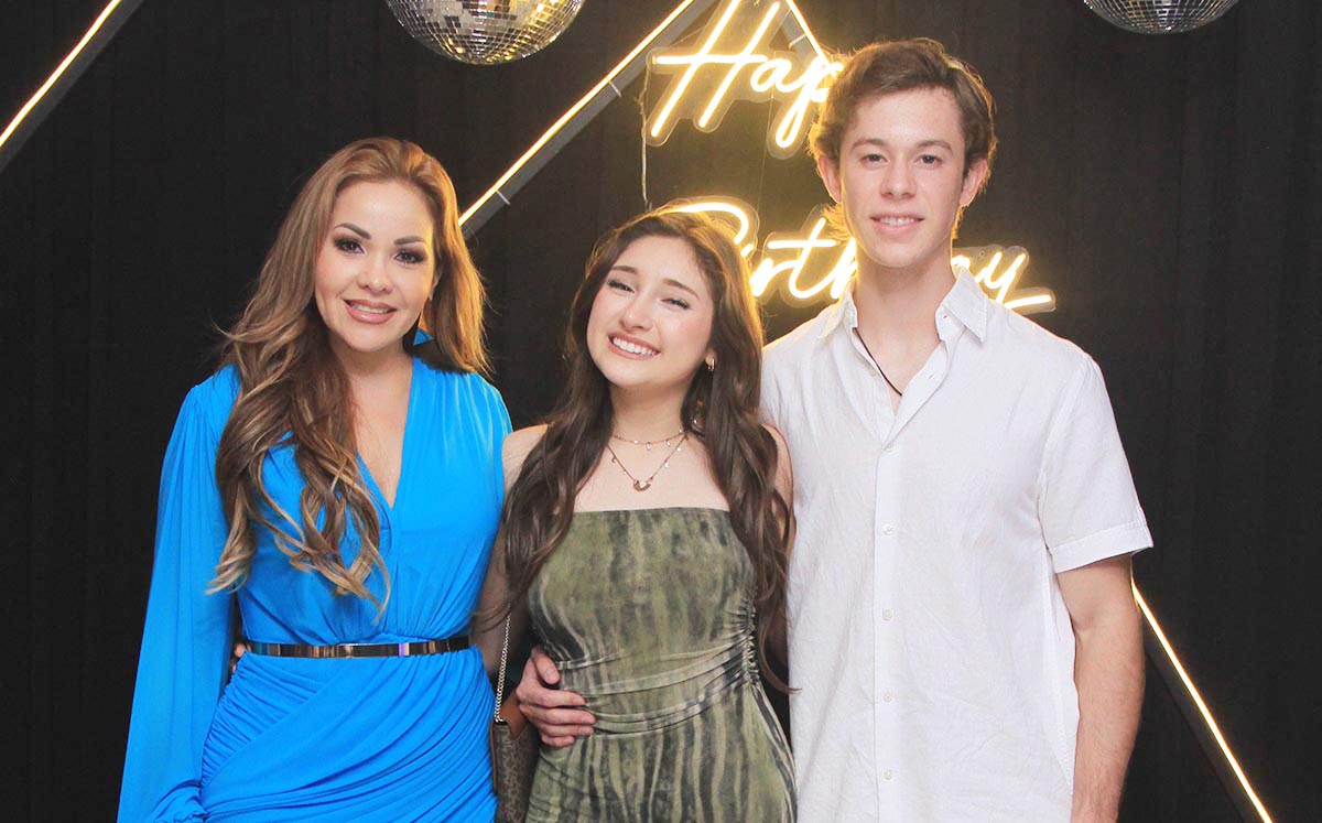 MELY DE LUNA, ANA REGINA LUNA Y SANTIAGO EICHELMAN presentes en los XV años de Leo