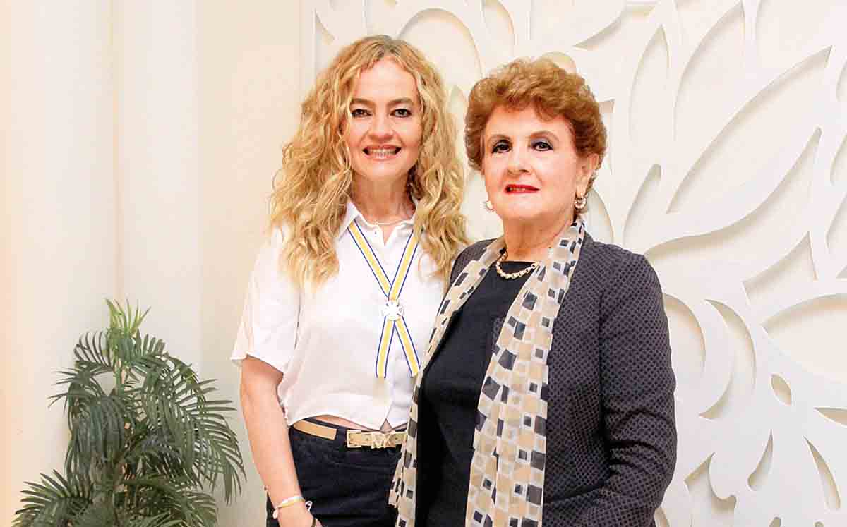 GLADYS DE MANZUR Y LUPITA DE KRYSZAT llegaron puntuales a la lotería de la UFCM