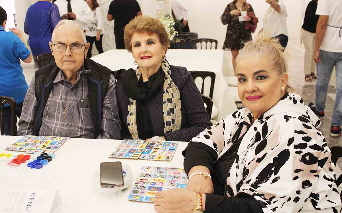 OTTO KRYSZAT, LUPITA VERLAGE DE KRYSZAT, LAURA DE RAMOS jugando lotería
