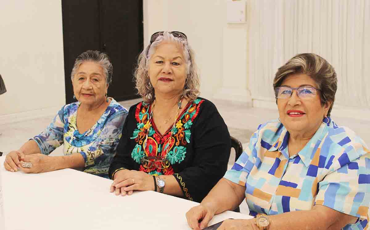 MARÍA DE LOS ÁNGELES DEANTES, TERESA ESCOBEDO, NATALIA BUENO presentes en el salón Rosimar