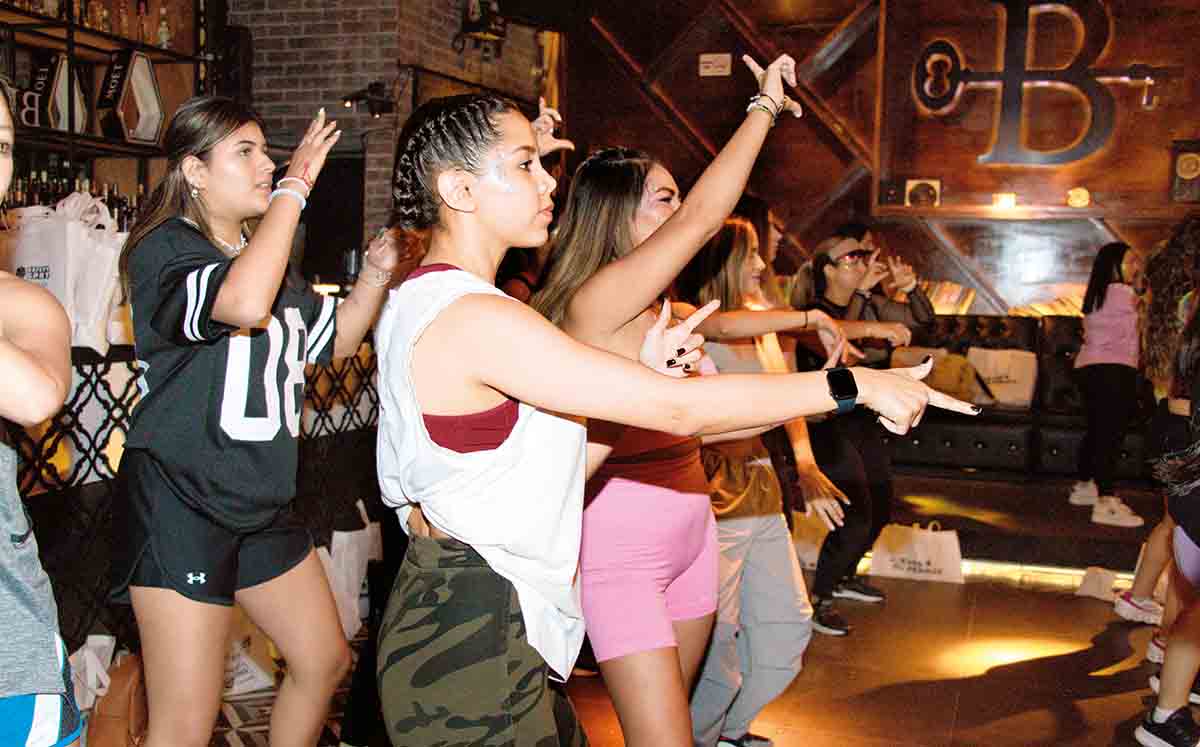 Asistentes bailando