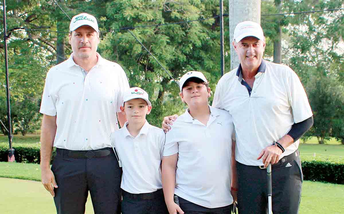 LUIS SIMON, LUIS ANTONIO SIMON, DIEGO LACAVEX Y JORGE GONZÁLEZ felices en el green