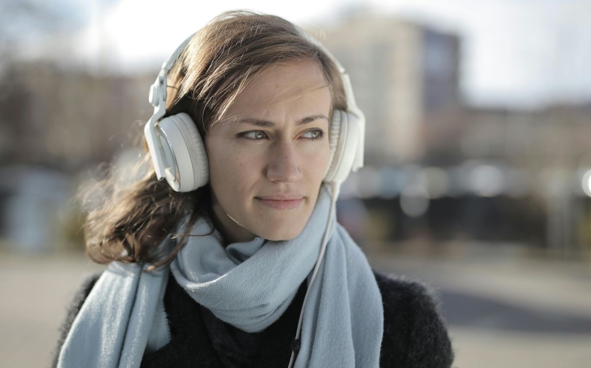 ¡Cuida tus oídos! Este es el volumen recomendado para escuchar música con audífonos: pexels