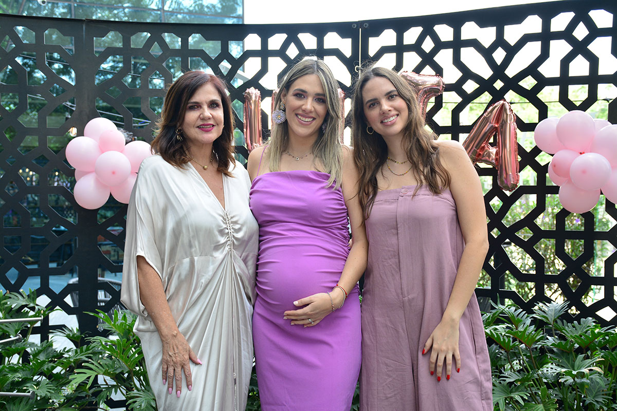 01 Carmen Lucía de Cornejo, Andrea Cornejo y Alejandra Cornejo