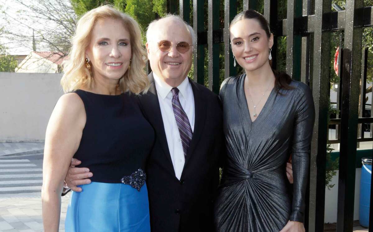 Martha Alvarado de Farías, José Farías y Roberta Lobo