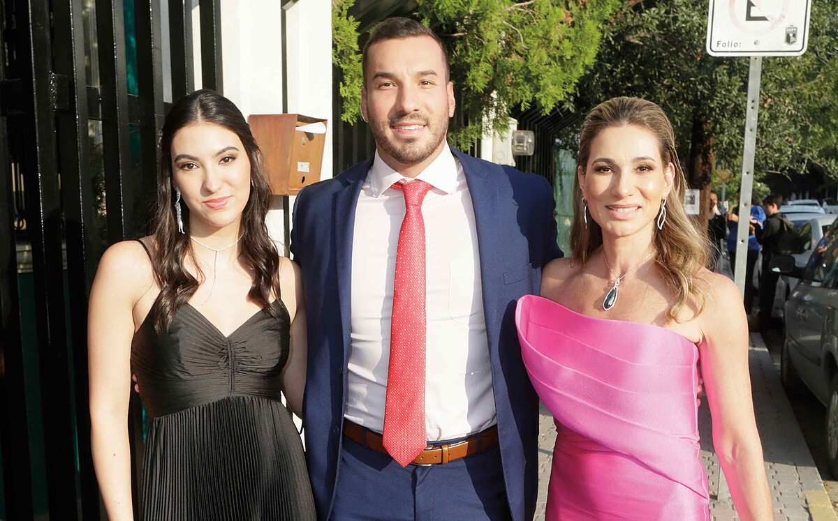 Regina Olivares, Alejandro Olivares y Patricia Alvarado