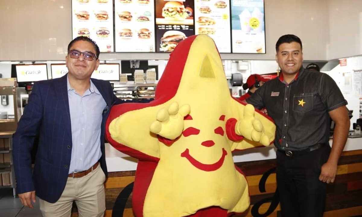 Primer Aniversario Carl’s Jr en Pabellón Serdán