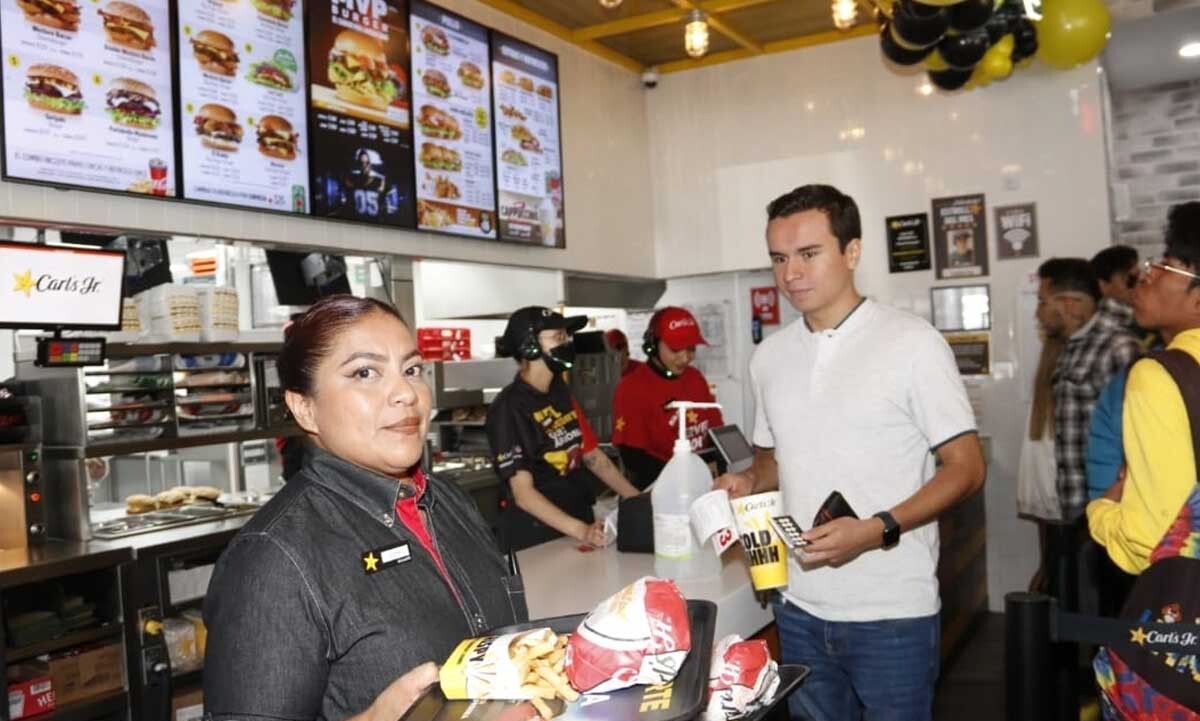 Primer Aniversario Carl’s Jr en Pabellón Serdán