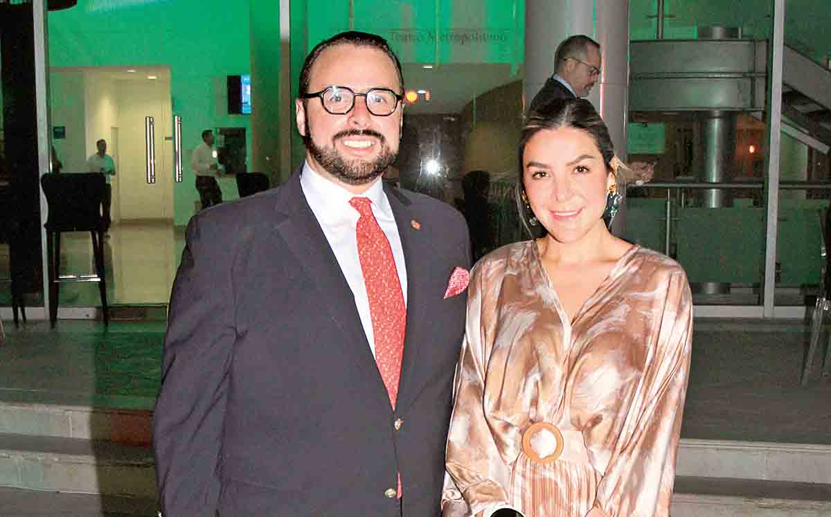 RODRIGO HANDALL Y FER CHÁVEZ llegaron con sus mejores outfits a la explanada del Metro