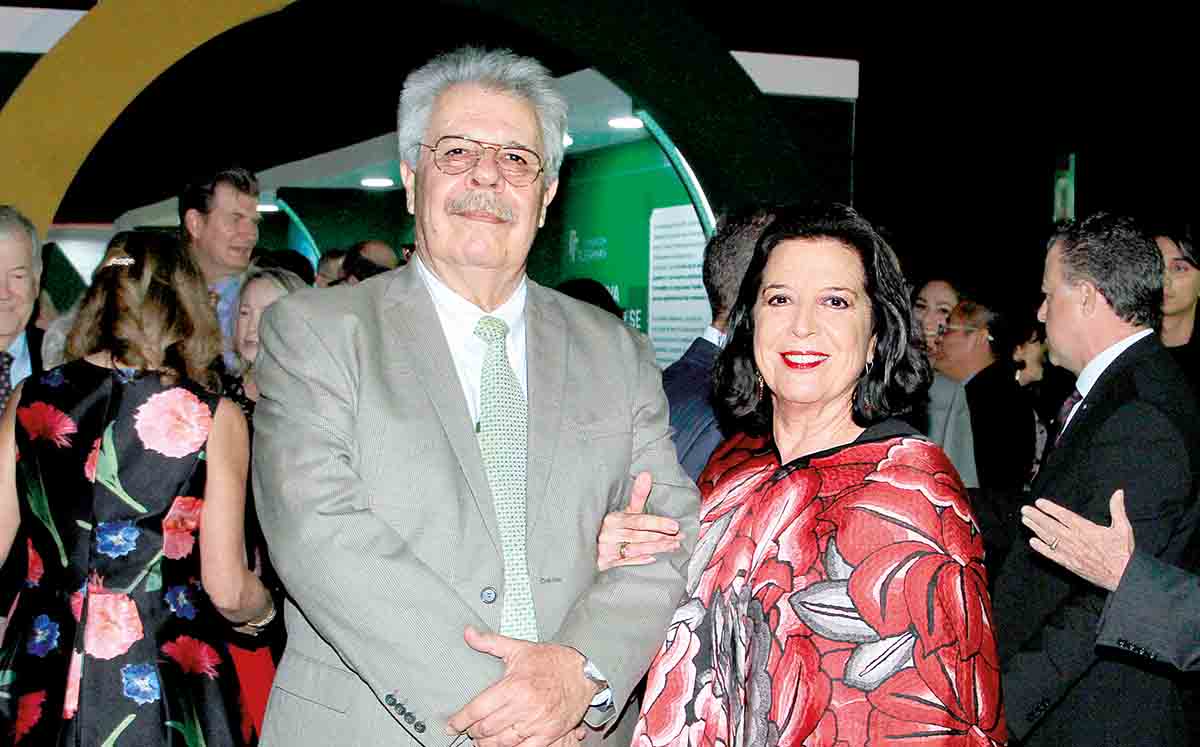 FRANCISCO VILLARREAL Y ELVIA HOLGUERA disfrutaron de un túnel que contaba la historia y los éxitos de la fundación a lo largo de los años