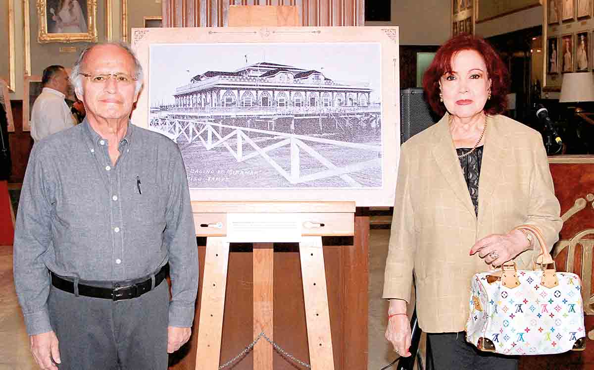 EMÉRICO HERNÁNDEZ Y AMPARO BERUMEN  disfrutaron de las fotografías que retratan lugares y momentos que han sido parte de la historia de nuestra ciudad