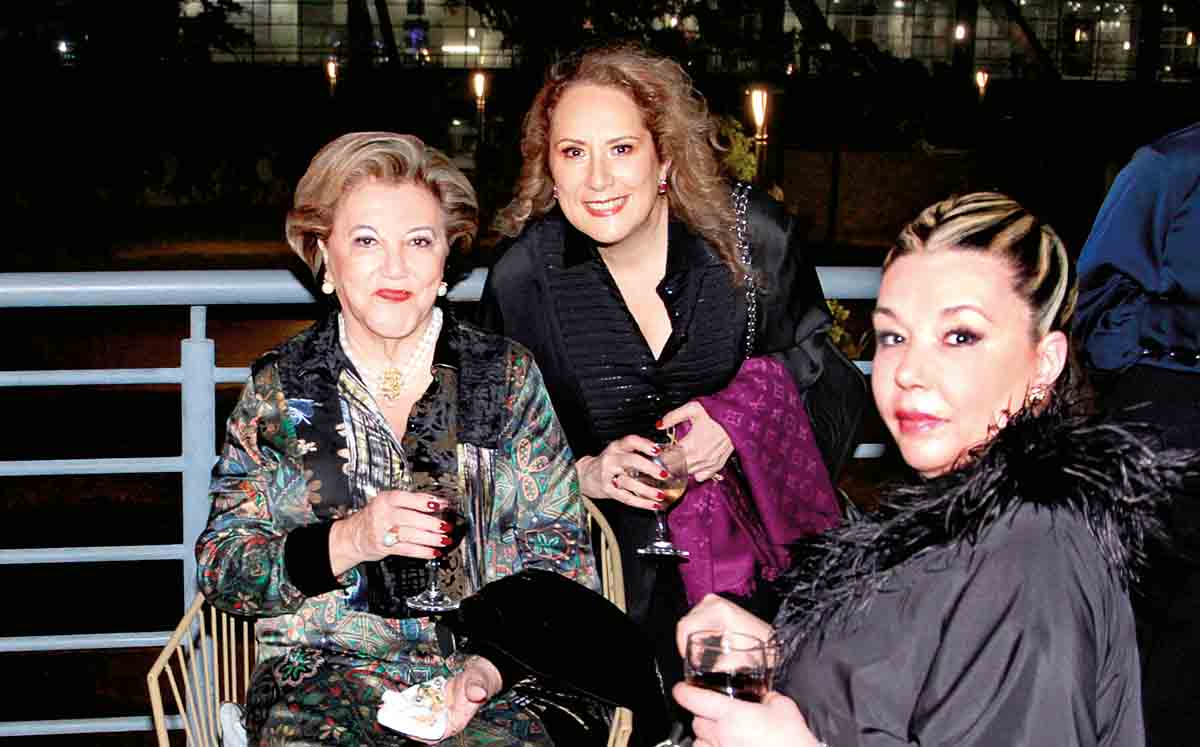 TULA FERNÁNDEZ, MÓNICA COSTA Y SANDRA GARCÍA fueron recibidas con un elegante cóctel y deliciosos bocadillos, cortesía del Club de Industriales