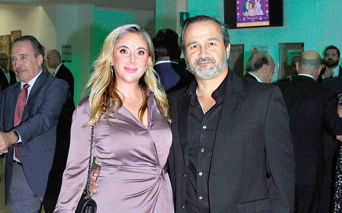 ANDREA LEAL Y LEANDRO ELIZONDO llegaron al Metro con sus mejores outfits