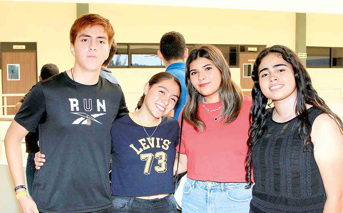 LUIS SÁNCHEZ, KARINA RODRÍGUEZ, DANNA HERNÁNDEZ Y JIMENA ANDRADE descubriendo su futuro