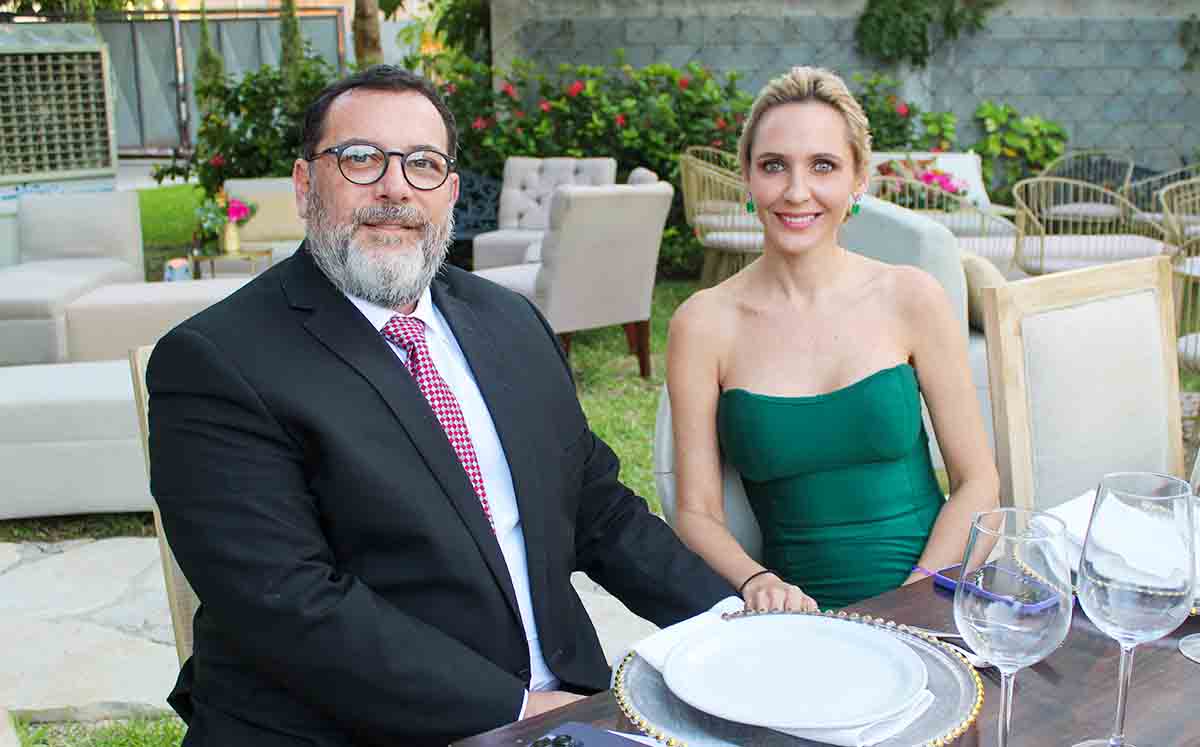DAVID DEUTSCH Y MARY TERE GONZÁLEZ disfrutaron de los cócteles de bienvenida de Ágata By Cualti