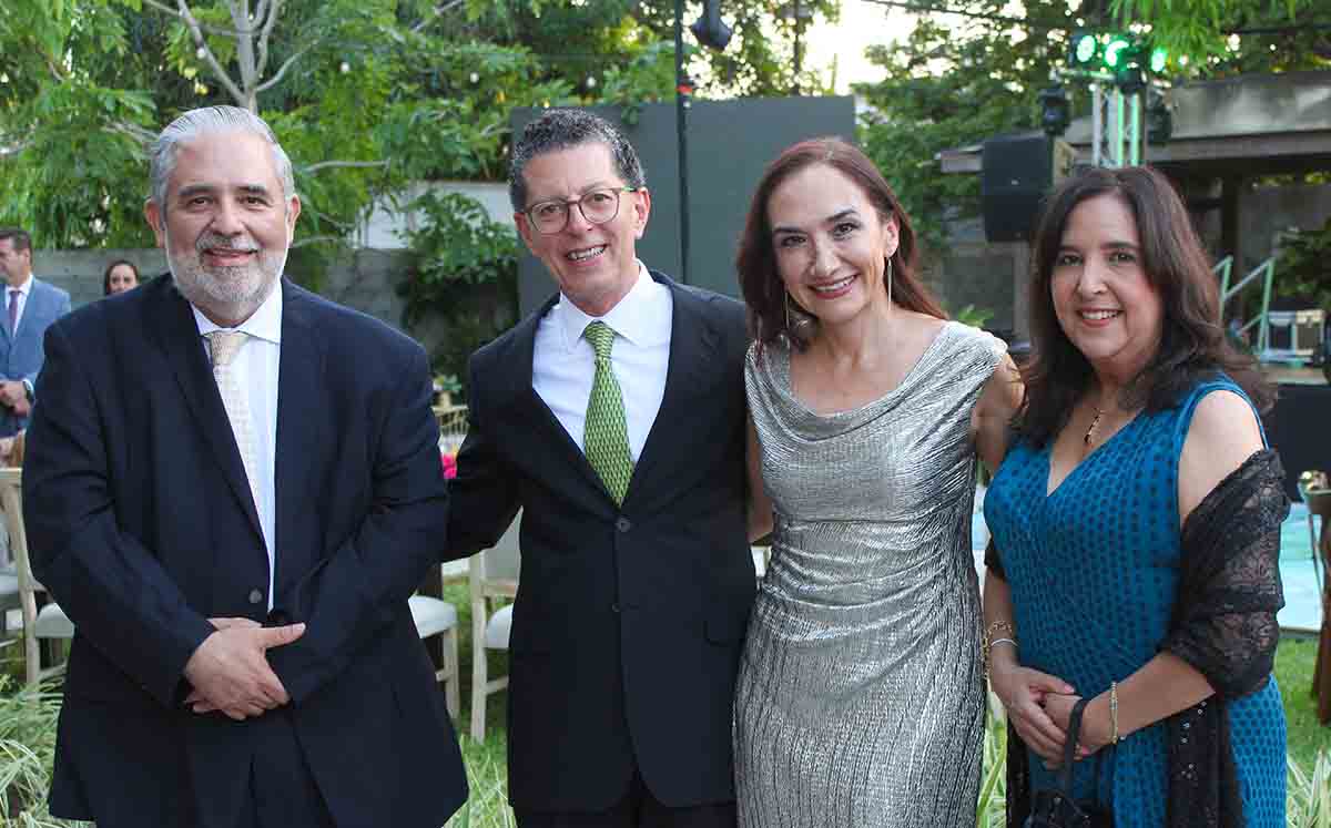 ROBERTO ÁLVAREZ, JOSÉ BERNARDO VELÁZQUEZ, ALEJANDRINA MALACARA, MARTHA LUZ VELÁZQUEZ felices de celebrar junto a Esther y Luis de su boda civil