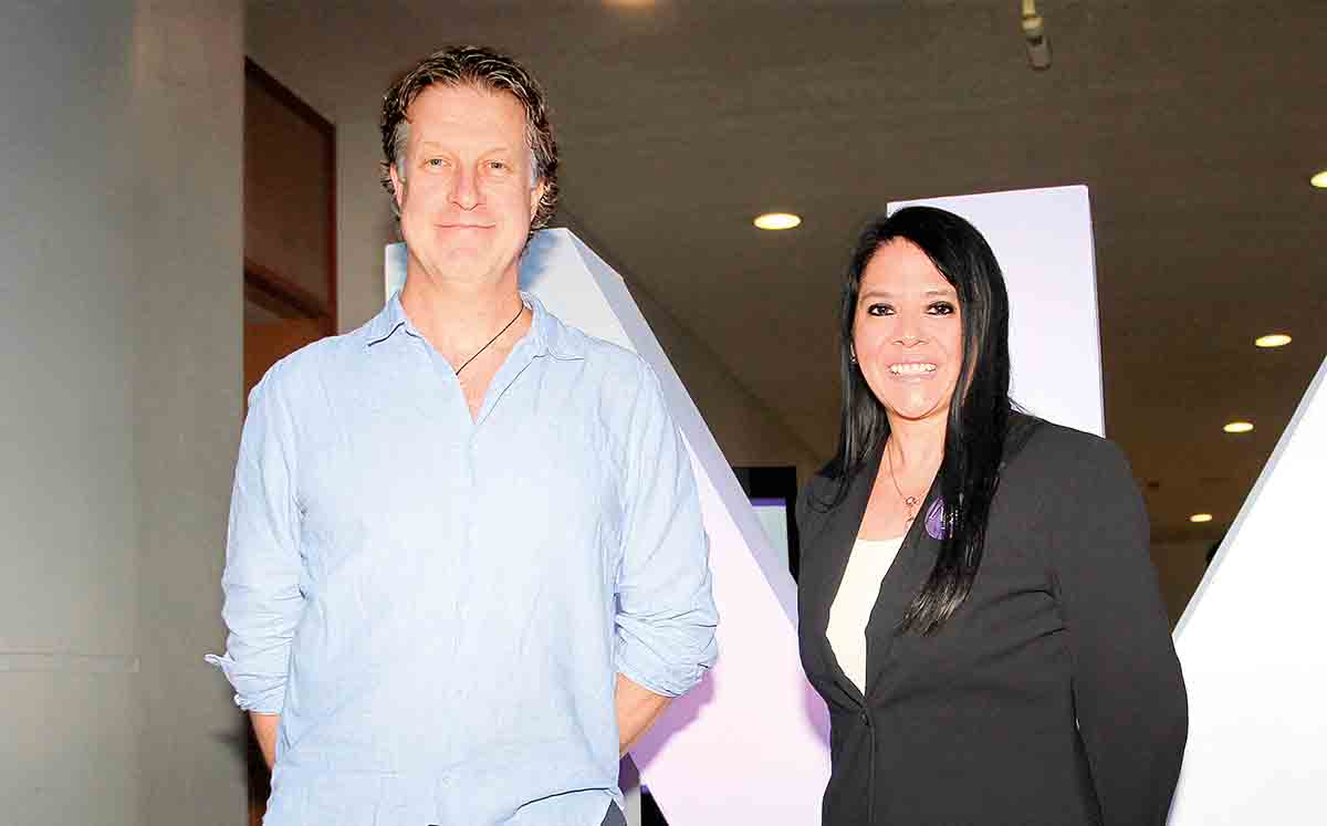 LEE KEYLOCK, director de programas globales Narrative 4 junto a MARU CASTAÑEDA