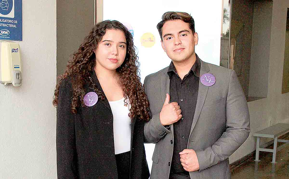 ASHELY SOLIS Y YABIN PURATA, estudiantes de la licenciatura de Turismo