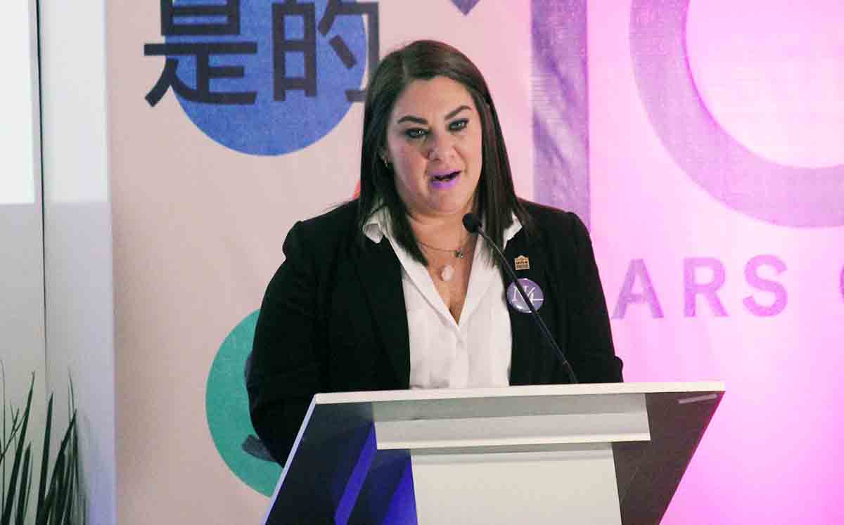 ALICIA SIERRA dando el discurso de bienvenida