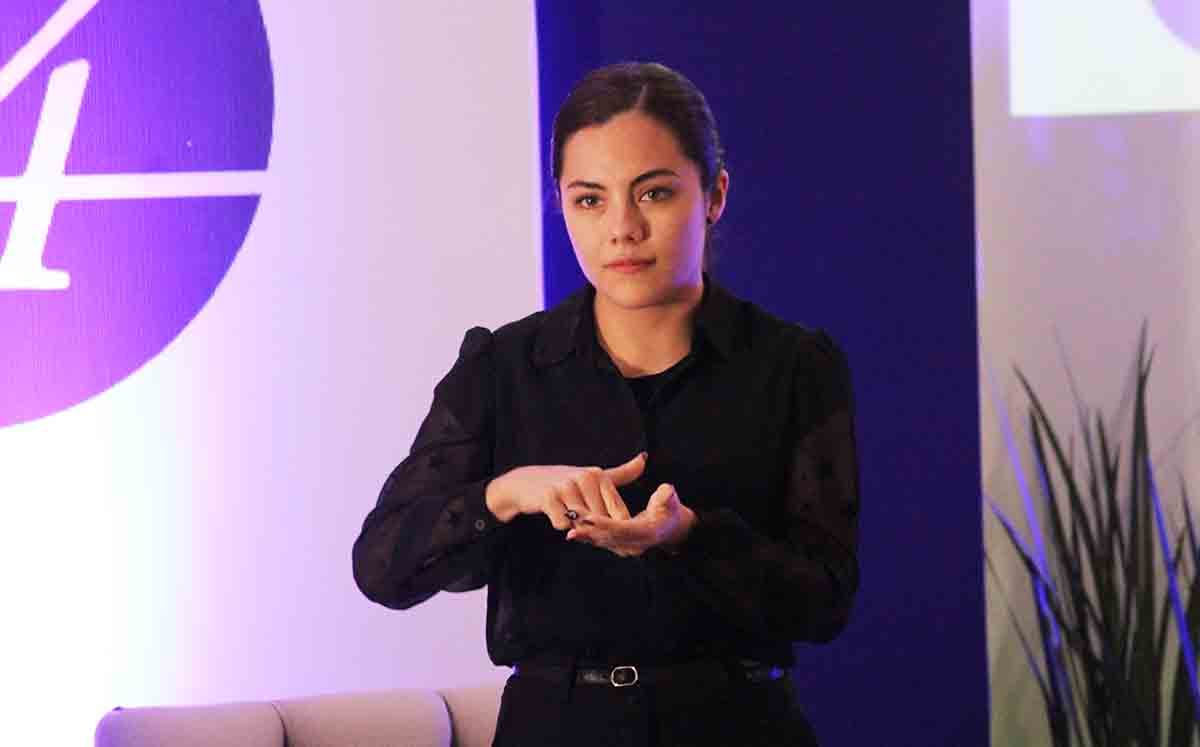 Egresada de Inclusión Educativa participó traduciendo en Lengua de Señas Mexicana