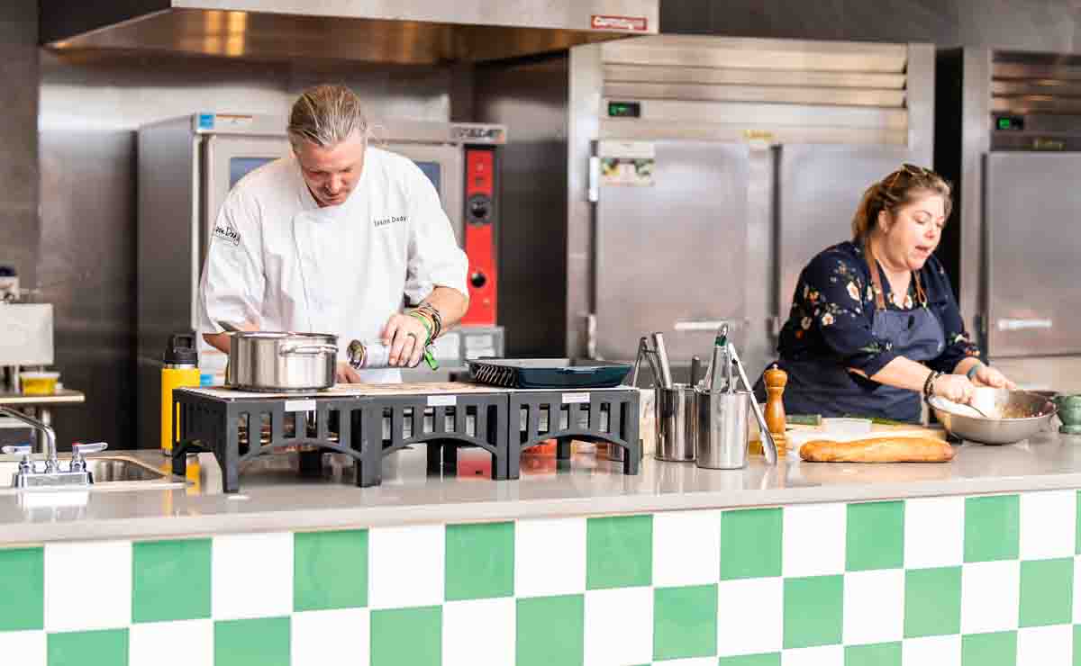 Sarah Grueneberg, chef y copropietaria del restaurante Monteverde en el West Loop de Chicago, al momento de realizar su presentación en Tasting Texas