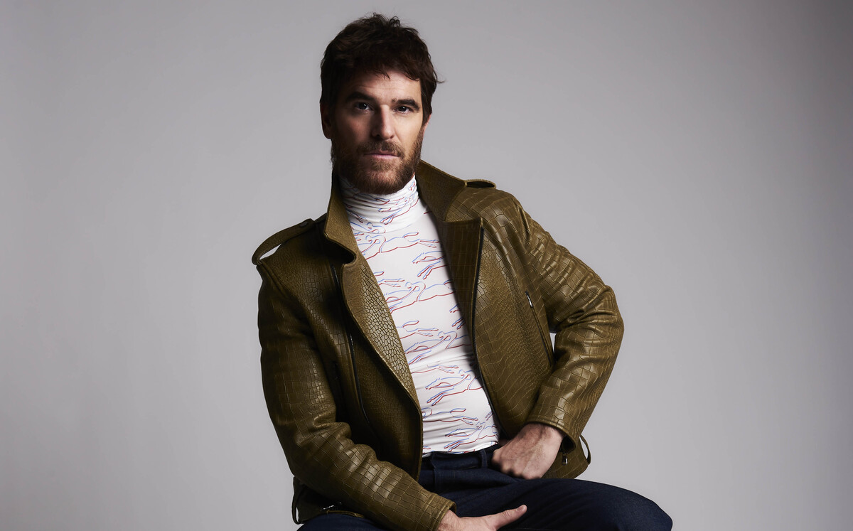 En España, el actor tiene una conocida carrera con producciones como Hispania, Gran Hotel, Amar es para siempre y Carlos, rey emperador, entre otras.