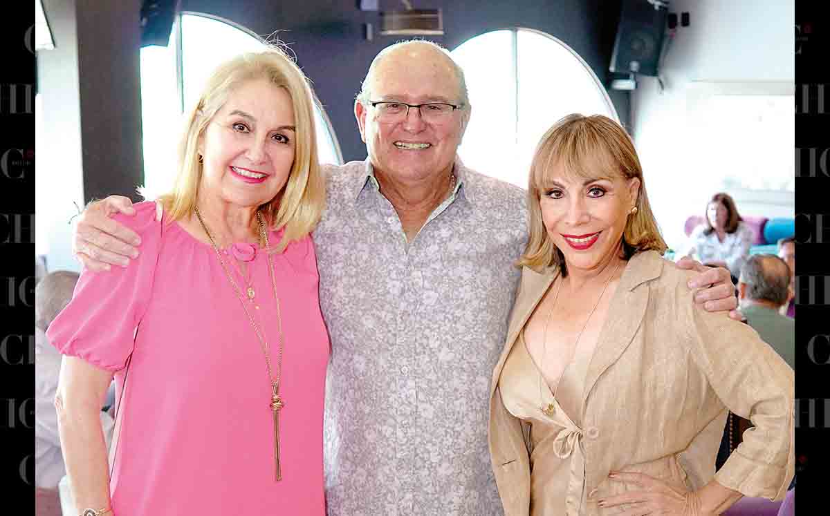 ADRIANA CHAIX, ARTURO SILLER Y SANDRA TAMEZ felices en el bar 1915 del Club Campestre Tampico