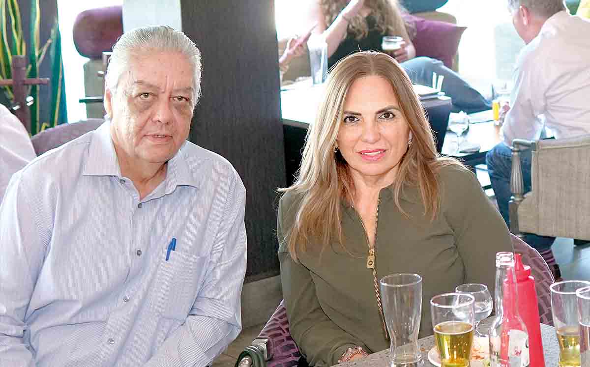 JOSÉ ANTONIO PURÓN Y CARMEN CASTRO felices de festejar junto a Sandra Tamez en el Club Campestre Tampico