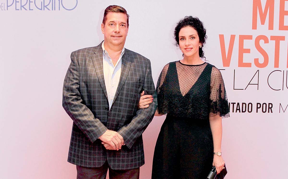 SANTIAGO SOBERA Y DANIELA CHEMAS llegaron con sus mejores outfits a la pasarela