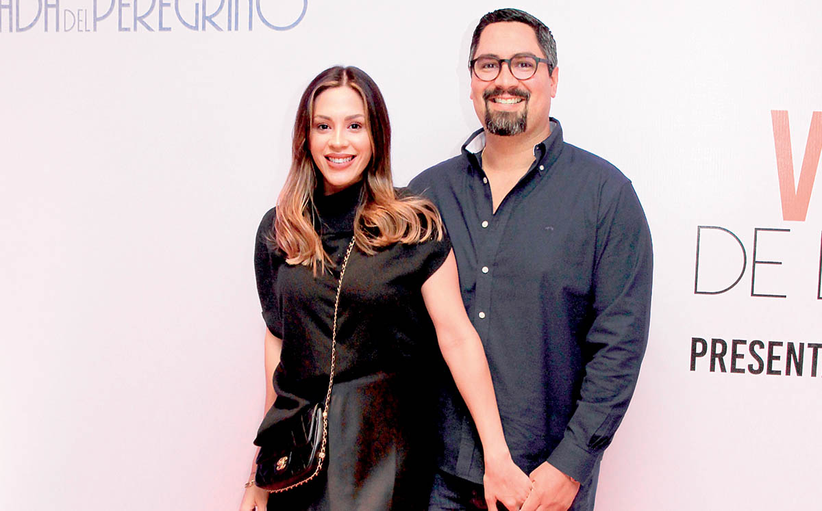 KARINA DEL ÁNGEL Y EDUARDO RODRÍGUEZ disfrutaron de la pasarela y la gran interpretación de Kika Edgar