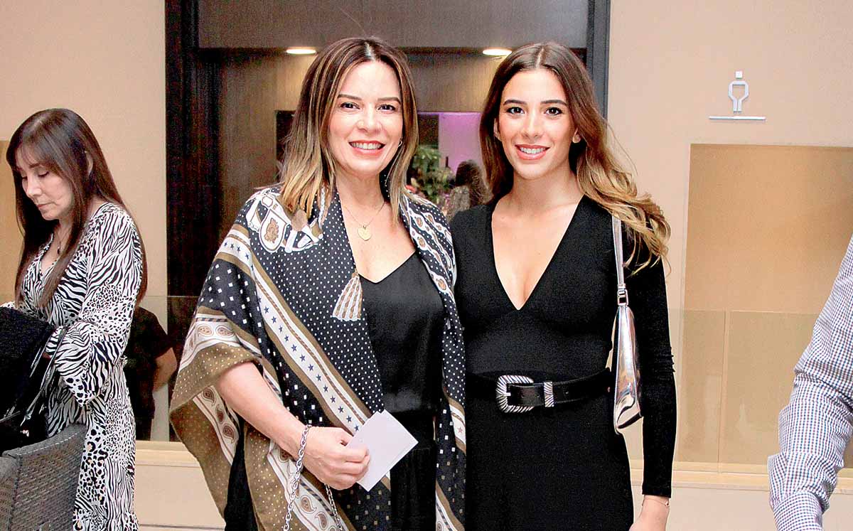 SANDRA DE TAMAYO Y SOFÍA TAMAYO nos regalaron sus mejores sonrisas en la pasarela