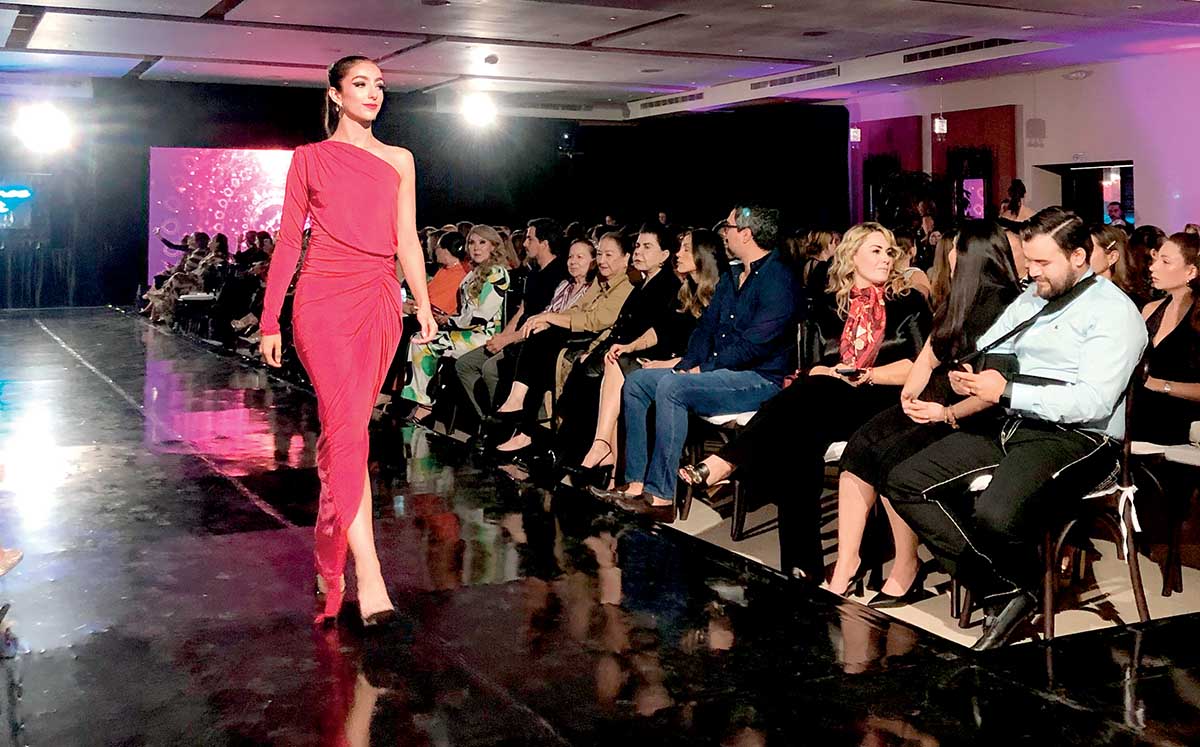 DANIELA SOBERA lucía espectacular en la pasarela