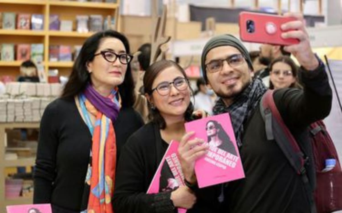 Avelina Lésper triunfa en la FIL Guadalajara en firma de libro (Ariel Ojeda)