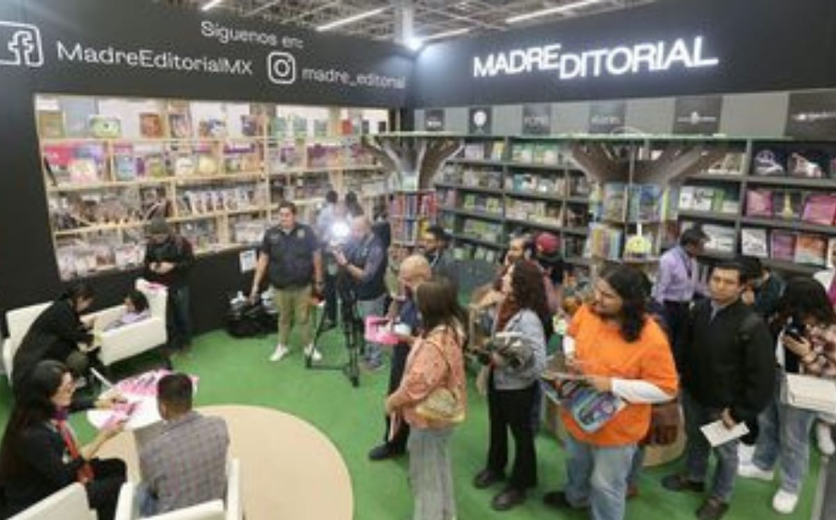 Avelina Lésper triunfa en la FIL Guadalajara en firma de libro (Ariel Ojeda)