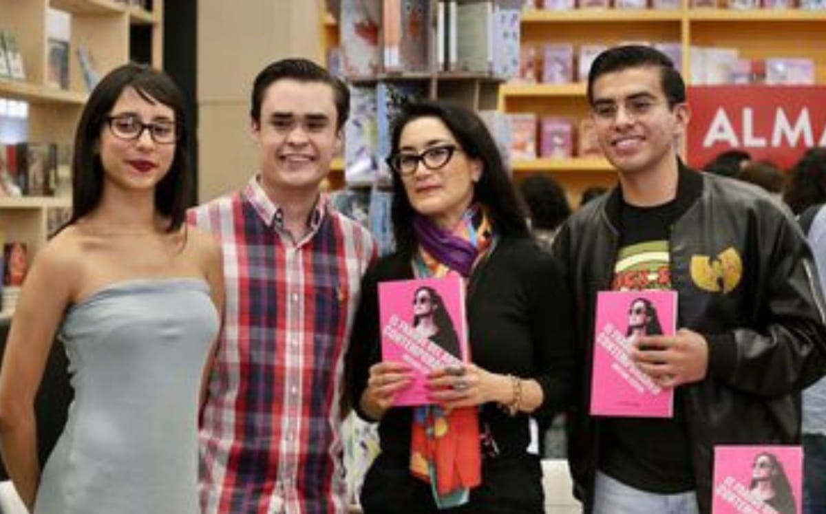 Avelina Lésper triunfa en la FIL Guadalajara en firma de libro (Ariel Ojeda)
