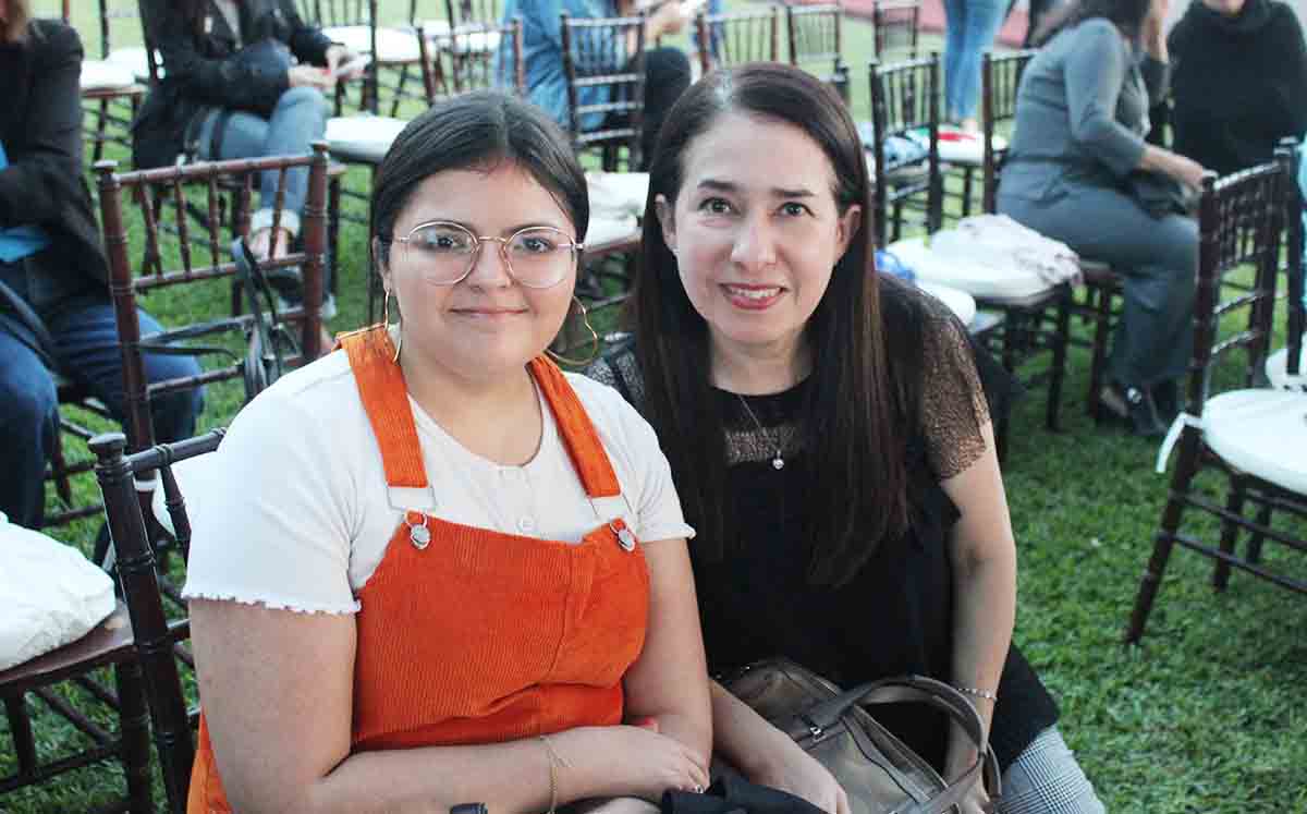 RENATTA CASANOVA y YANIRA LIMÓN disfrutaron del show de animación con el Grinch y Santa Claus