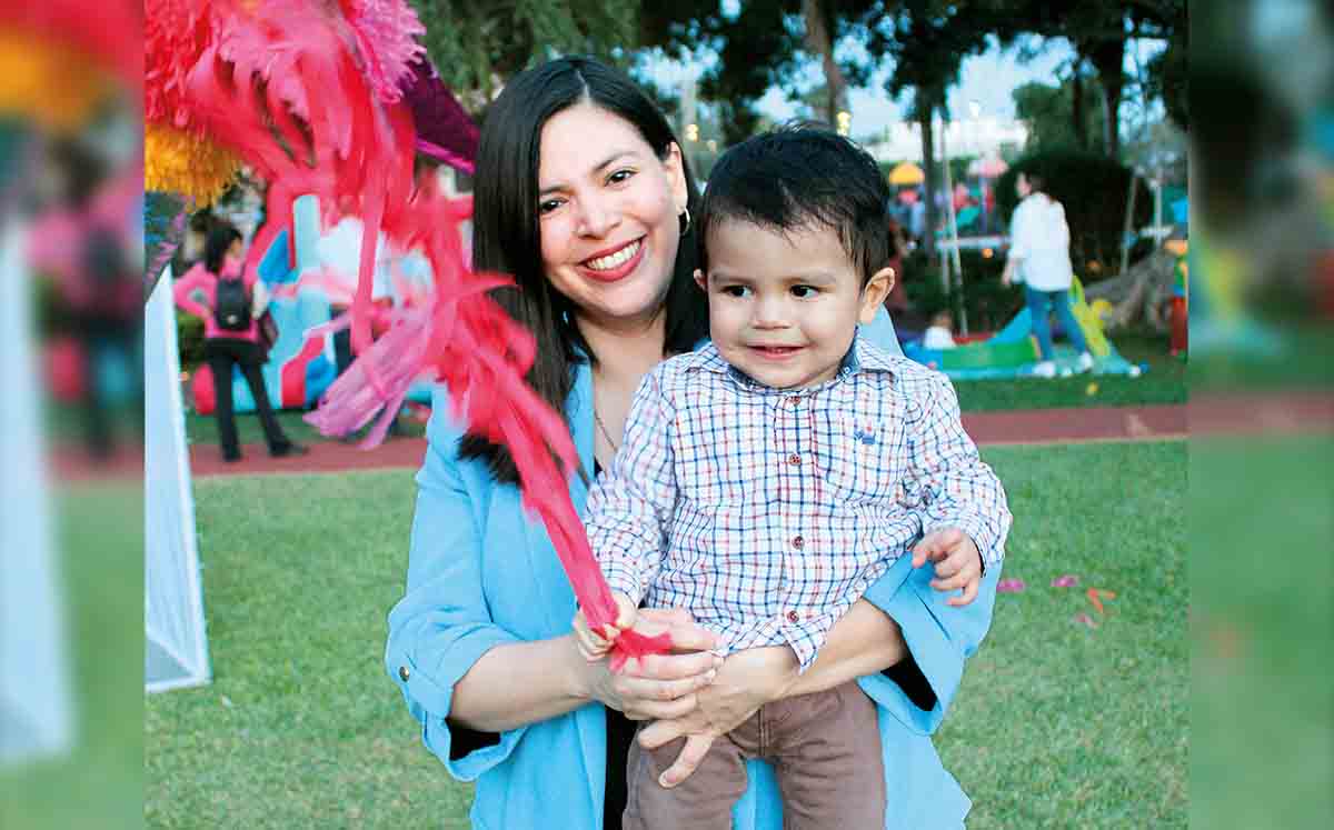 LUDIVINA CASTILLO y GABRIEL VEGA se divirtieron con se divirtieron con juegos inflables, show infantil de animadoras, concursos