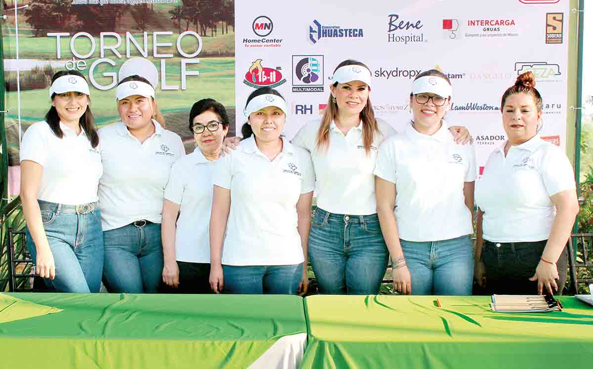 ZENDI TREJO, ANA CRUZ, MARY CALVO, SANDRA MELGOZA, AIDE MONTES, FERNANDA GUERRERO Y JENNY MEDINA felices de ayudar a Cáritas de Tampico