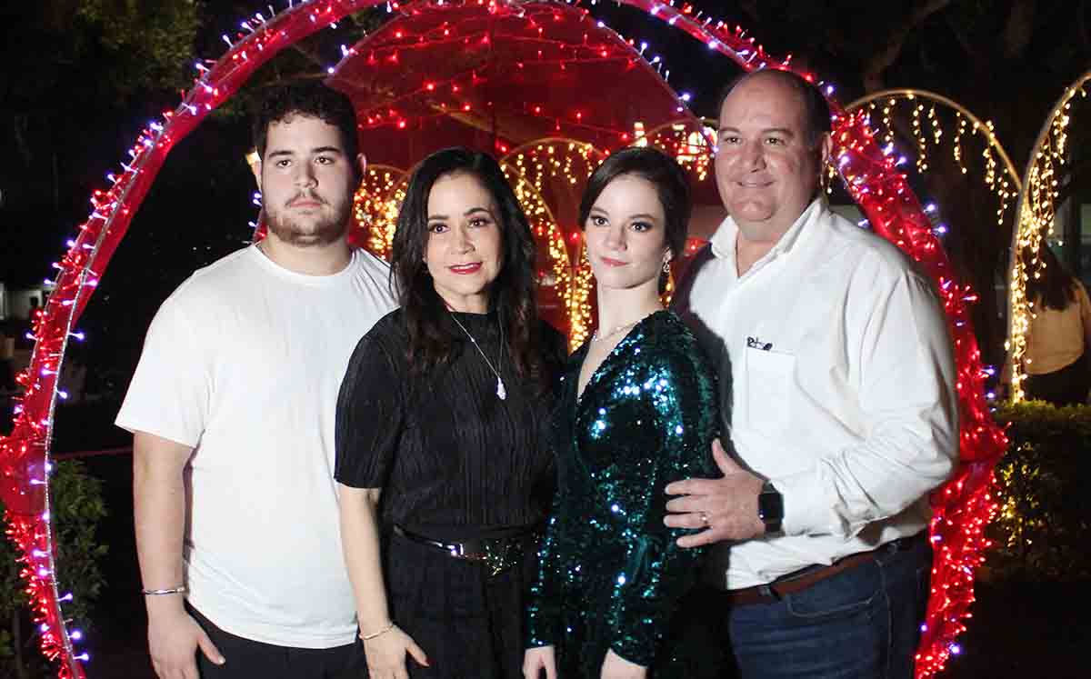 FERNANDO MARTÍNEZ, ANA MARY ROMO, ANA MARY MARTÍNEZ y FERNANDO MARTÍNEZ disfrutaron de los bellos adornos navideños