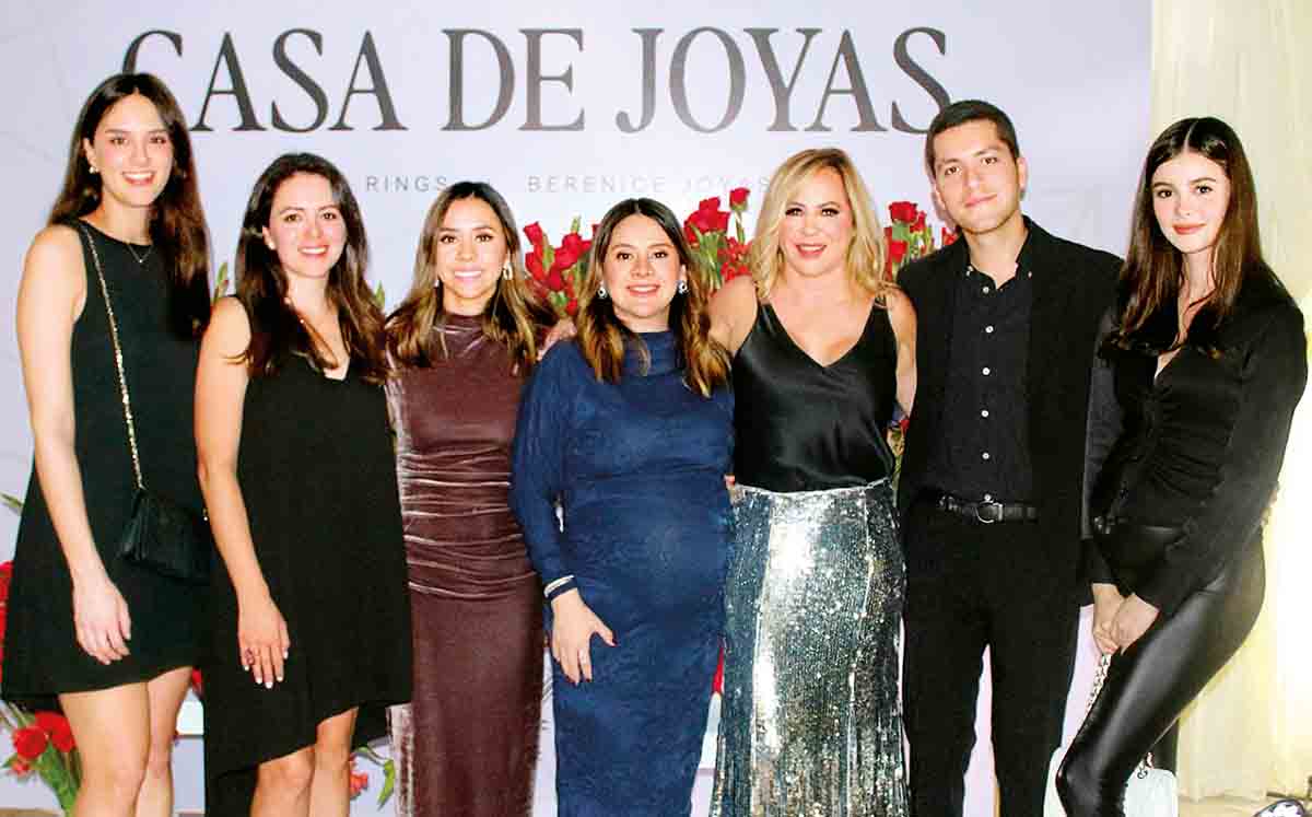 ANA IVETTE DE TERÁN, SISI TERÁN, LORENA CAMPILLO, CAROLINA CAMPILLO, LORENA BERENICE ACUÑA, FABIÁN TERÁN Y JAZMIN DE TERÁN
