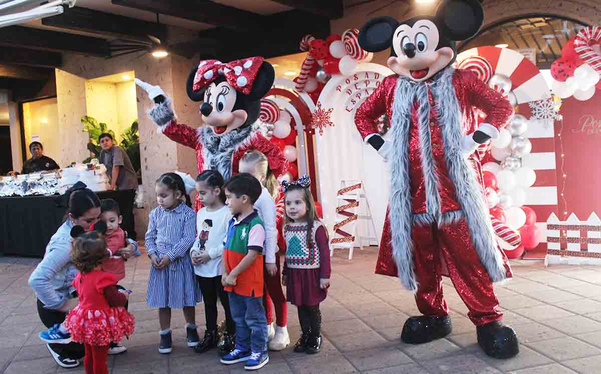 Los más pequeños convivieron con botargas de Mickey y Minnie Mouse