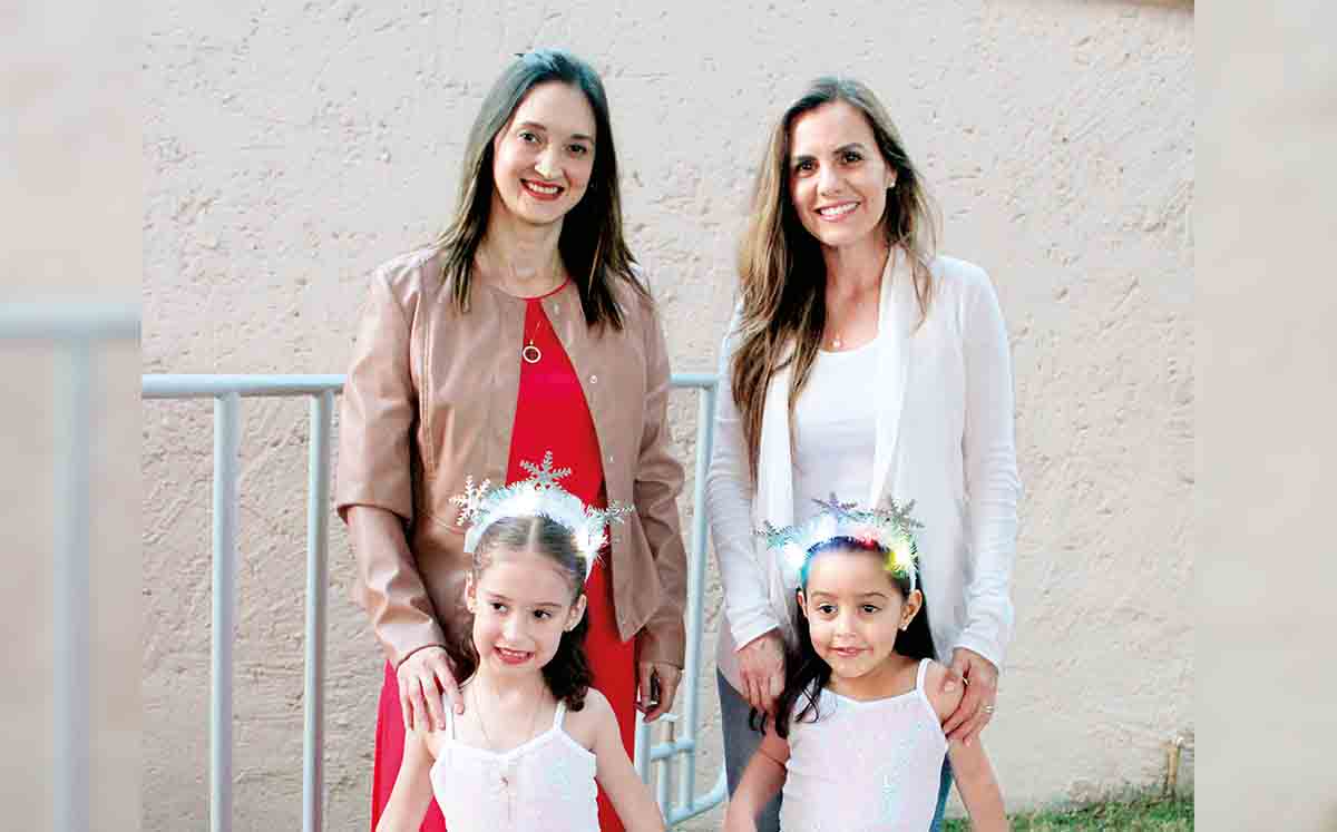 EDNA DERMITH, EMMA VÁZQUEZ DERMITH, MÓNICA LAMELAS, MÓNICA IRACHETA felices en el Deportivo Español