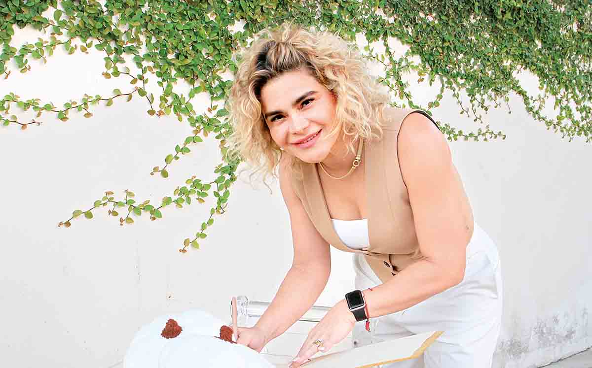 ROSY DE CORONA llegó con su mejor outfit a la despedida de Tessy Manzur